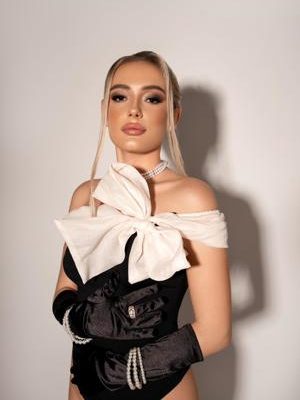 Noel Blonde slim escort 2